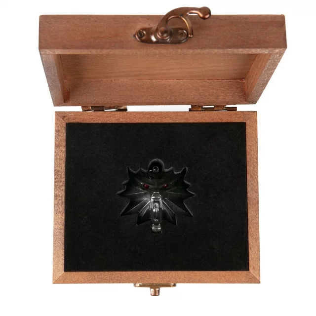 Medailon na krk Zaklínač 3 - Vlk s dřevěnou krabičkou (svítící oči)