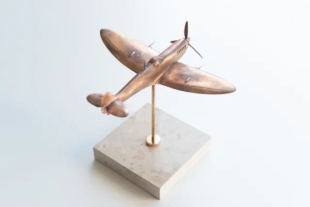 Bronzová soška letadla - Supermarine Spitfire