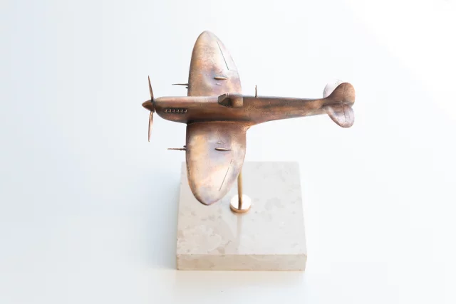 Bronzová soška letadla - Supermarine Spitfire